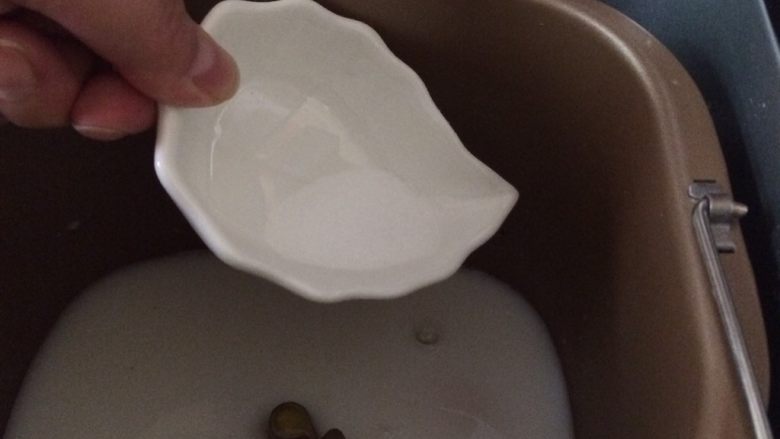 蜂蜜小面包,白糖的对角放入精盐,错开距离,切不可把盐和糖放一起