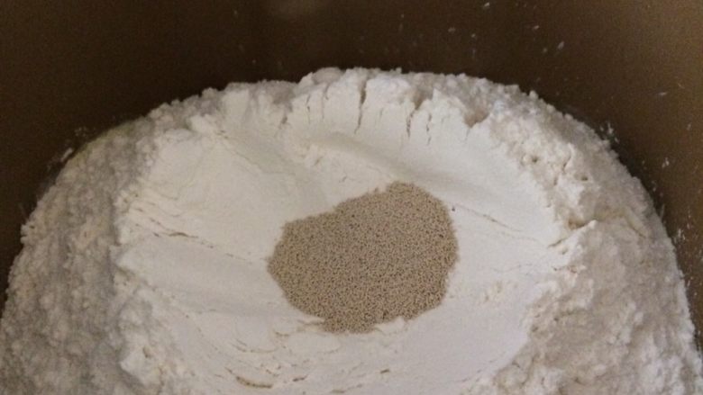 蜂蜜小面包,酵母粉放在面粉最上面,开启揉面程序,揉面20分钟