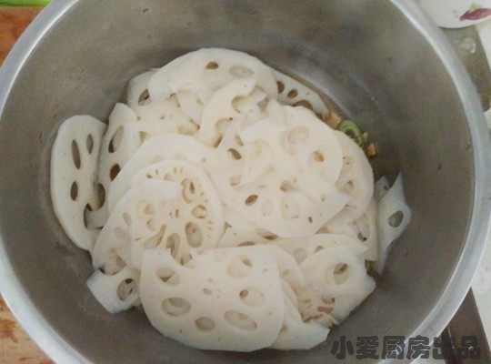 焖藕,焯好的莲藕捞出控干水分,倒入调料盆中搅拌。