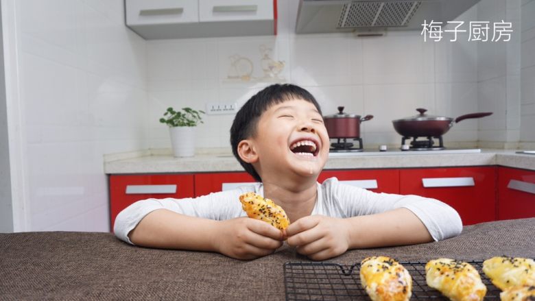 蛋黄千层酥,来一张赫赫小厨的特写:“哈哈哈哈,麻麻拍个照片太麻烦了,终于等到可以开吃了!”