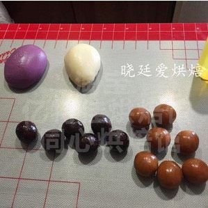 冰皮月饼－调色,50克的月饼模具我馅料是35克，其实没那么标准，看你自己喜欢，比如喜欢吃皮的就皮20克，馅30克