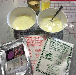 冰皮月饼－调色,首先准备材料，液体放入碗中，筛入需要的粉就可以了