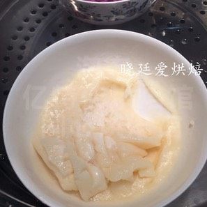 冰皮月饼－调色,中途可以开盖看看，用刮刀刮开面膏，里面是这样白色的时候就是没熟，继续蒸至完全熟透，没有白色粉浆