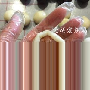 冰皮月饼－调色,这个皮带上手套在硅胶垫上操作一点都不沾，都可以擀，然后包起来就好，压模的时候适当使用一点手粉，手粉就是把<a style='color:red;display:inline-block;' href='/shicai/ 520'>糯米粉</a>炒的微黄的粉
压模时的力道要均匀，适当就好，压的力气大了，会出边