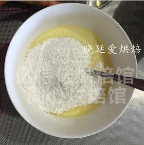 冰皮月饼－调色,原味的筛入粉，搅拌均匀