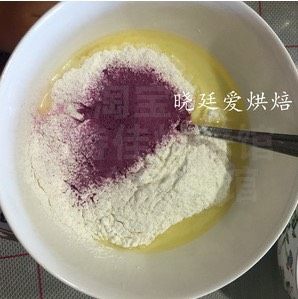 冰皮月饼－调色,紫薯味的筛入粉搅拌均匀