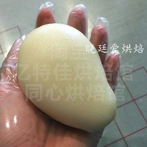冰皮月饼－调色,带上手套揉，一定要揉的很细嫩