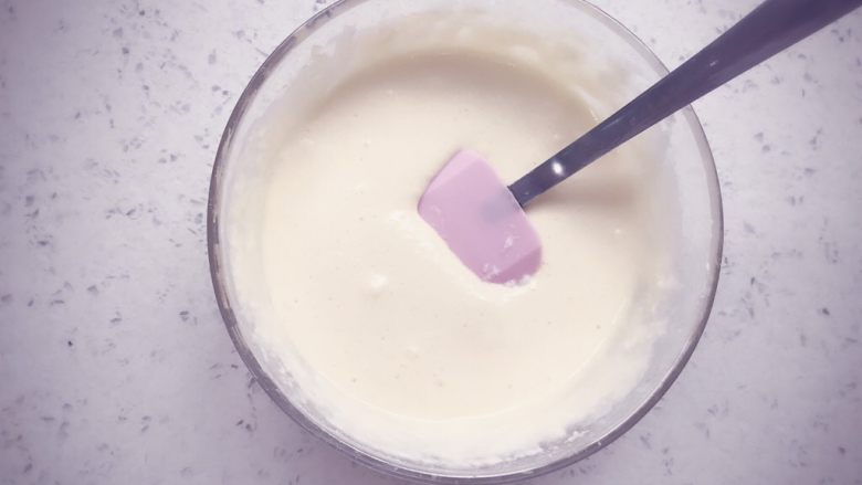 宝宝版无糖蛋糕 宝宝辅食,搅拌均匀,记得不要画圈搅拌,要翻拌或者画Z字搅拌,画圈搅拌容易消泡