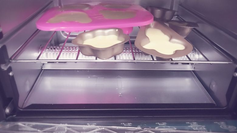 宝宝版无糖蛋糕 宝宝辅食,将模具放入烤箱中150度25分钟,可以根据自己的烤箱调整,我家的烤箱温度较低