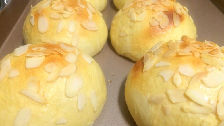 蜂蜜小面包,烤箱提前180度预热5分钟,面包放入烤箱中层165度烤25分钟,烤箱品牌不同温度有所差异,具体根据自家烤箱温度来设定