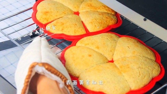 黑麦华夫饼, 烤箱预热上火170度,中层,烤17分钟,表面黄金取出。