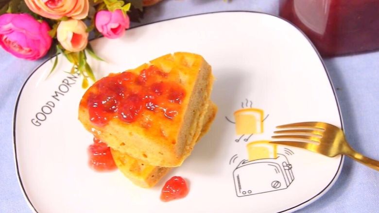 黑麦华夫饼,有泡打粉的加入,内部组织很松软。口感类似于发糕。