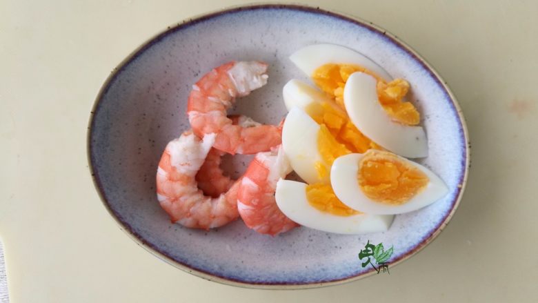 缤纷藜麦沙拉,鸡蛋切开,虾去壳。