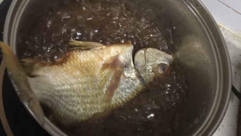 5分钟快手鱼,酱油水煮开放入黄翅鱼!加盖煮5分钟,翻面再煮5分钟!用筷子扎鱼背部,轻松扎透即熟了!