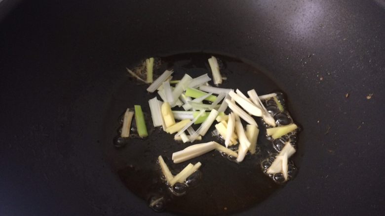 锅塌豆腐,不需要洗过,直接倒入葱姜蒜爆香
