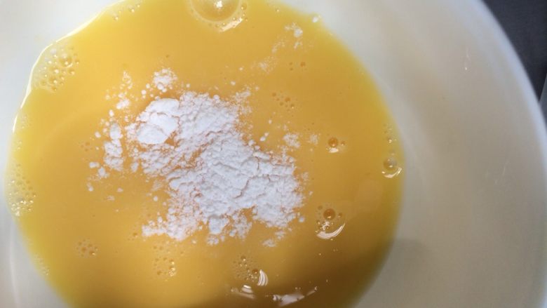 锅塌豆腐,搅拌均匀后,加入适量淀粉