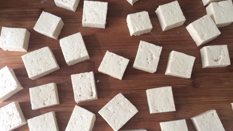 锅塌豆腐,豆腐切成1厘米厚的小块