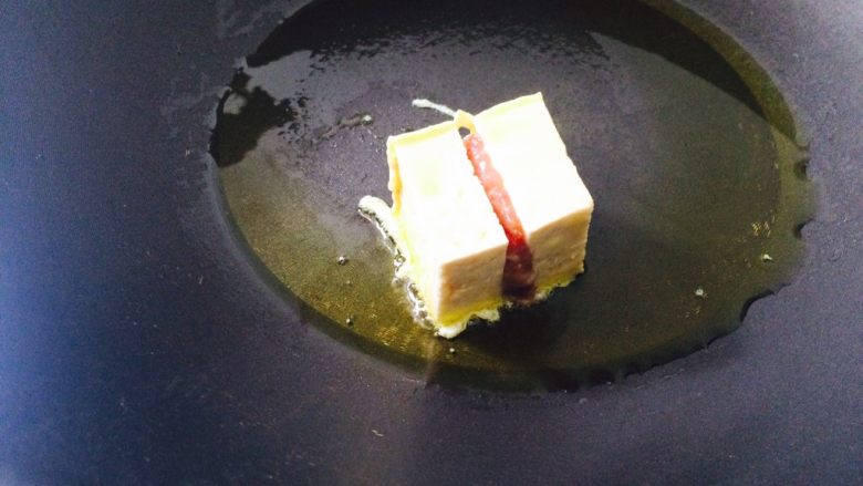 锅塌豆腐,油8成热时,转小火,逐个放入,每个面都要煎黄