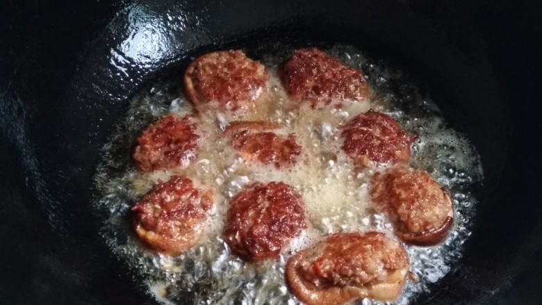 酿香菇,油放的要够多~先把肉馅的一面朝下煎至金黄~然后翻面继续煎~接着捞出来装盘~上锅蒸5~8分钟~油菜在开水里过一下~捞出备用~(不小心火开大了~煎的有点过(..•˘^˘•..))
