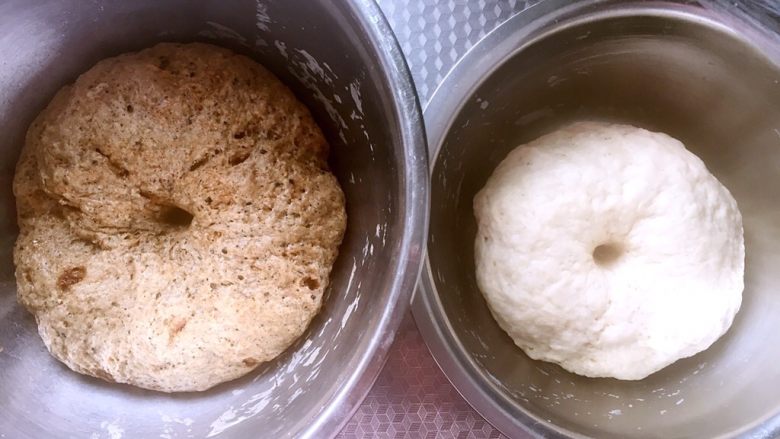 红糖谷物馒头,发酵后的面团呈蜂窝状,手指戳进去不回缩就算发酵好了