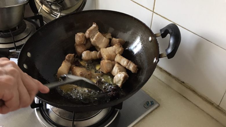 红烧五花猪肉,继续炒香