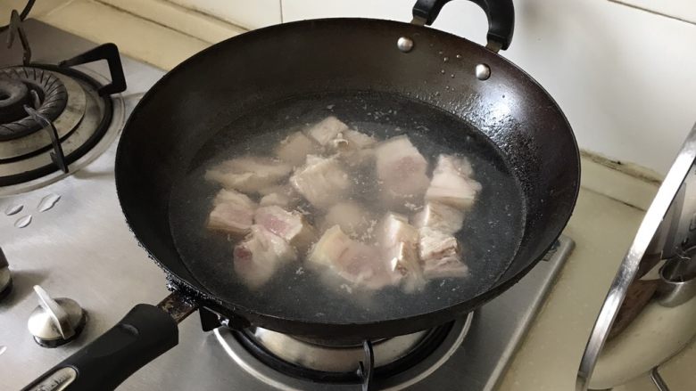 红烧五花猪肉,再放入水中煮8分钟