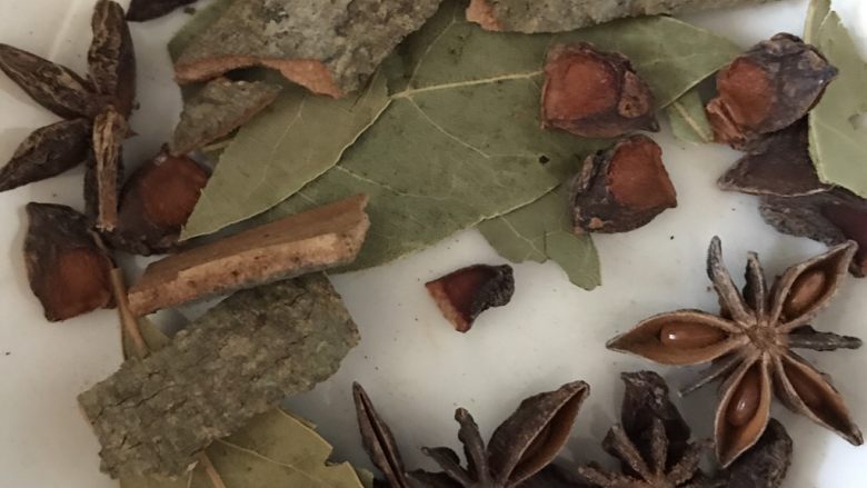 红烧五花猪肉,洗净大料