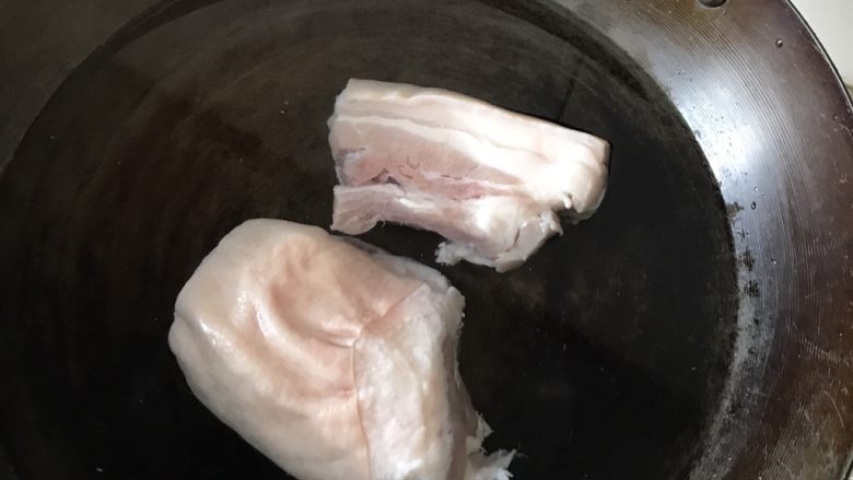红烧五花猪肉,放入凉水中煮开后去掉泡沫