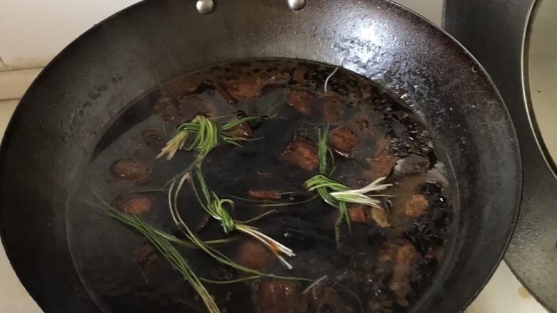 红烧五花猪肉,放入老抽、水煮!大火煮沸转小火慢炖、中间炒一下、水炖干后乘盘