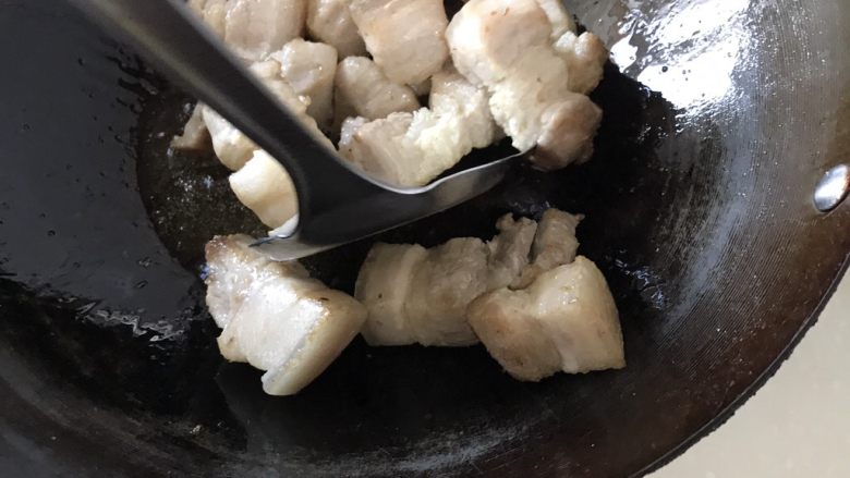 红烧五花猪肉,锅里放油煸炒出香味