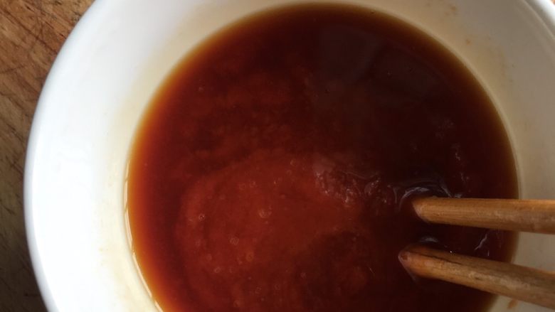 美味的茄汁大虾,准备好<a style='color:red;display:inline-block;' href='/shicai/ 699'>番茄酱</a>，加入半碗水，少量酱油，适量白<a style='color:red;display:inline-block;' href='/shicai/ 10588'>糖</a>（根据个人口味决定放多少）