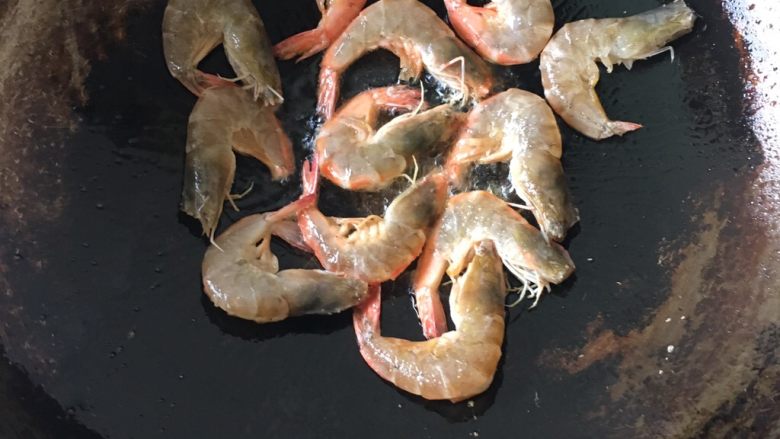 美味的茄汁大虾,锅中放油,略煎一下,就要翻边
