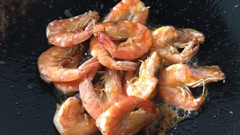 美味的茄汁大虾,再翻炒两下至虾开始变色