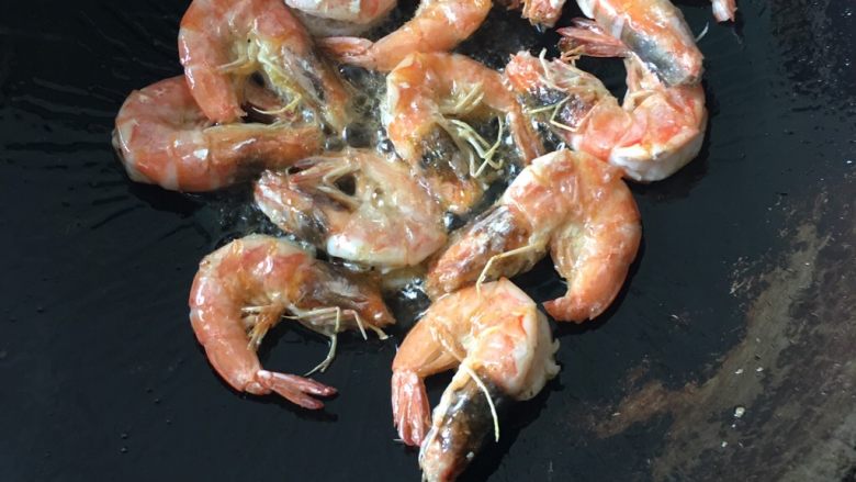 美味的茄汁大虾,翻另外一面继续煎,一分钟左右就有7成熟了