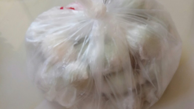 自制流油咸鸭蛋(15天),做好的咸鸭蛋用塑料袋装起来,一定要完全密封,保证没有空气,放在阴凉通风处