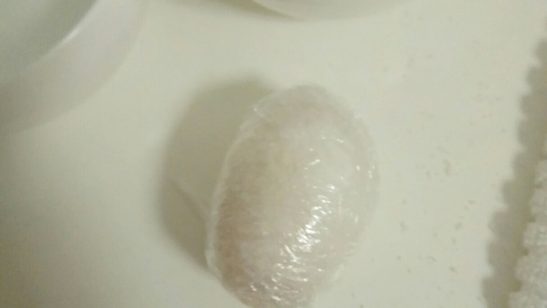自制流油咸鸭蛋(15天),再用保鲜膜包上,一定要包严实了,可以多包几层