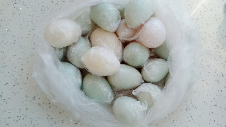 自制流油咸鸭蛋(15天),腌制好的咸鸭蛋拿出