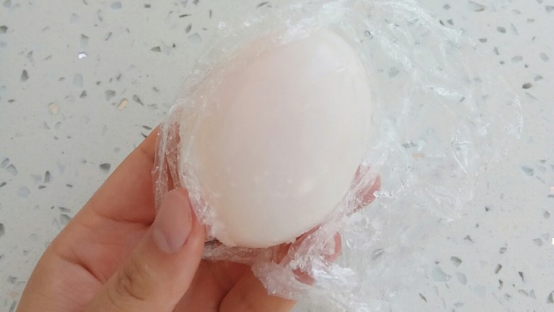 自制流油咸鸭蛋(15天),把保鲜膜撕开