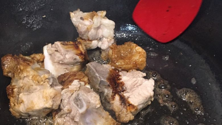排骨烩菜,油锅烧热,放入排骨,加入料酒,老抽上色煸炒