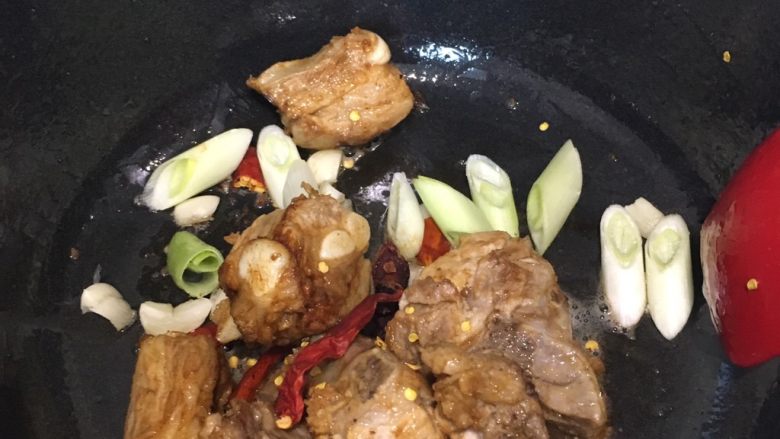 排骨烩菜,加入葱姜蒜,辣椒八角