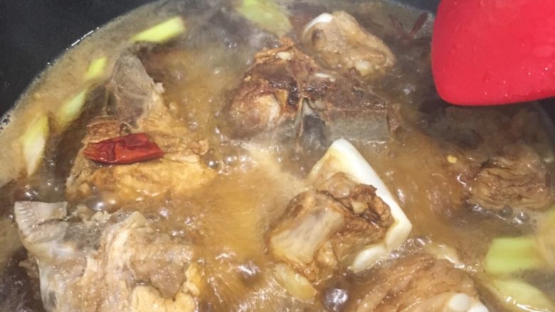 排骨烩菜,加入适量开水,少许盐,盖锅盖,水开小火二十分钟