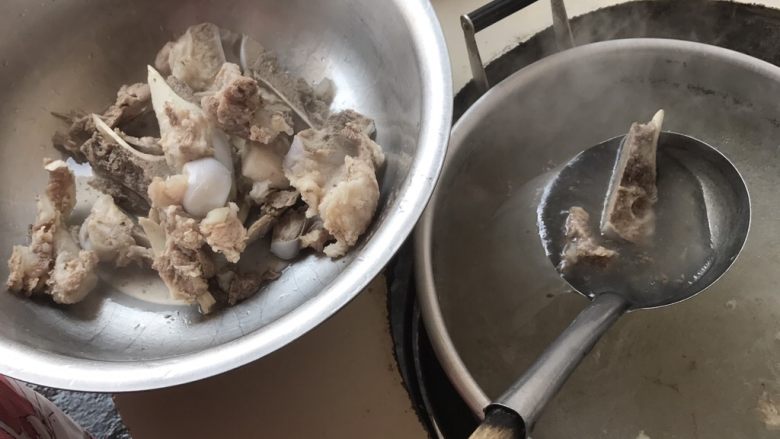 家乡特色肉丸,汤调好味,把骨头捞出