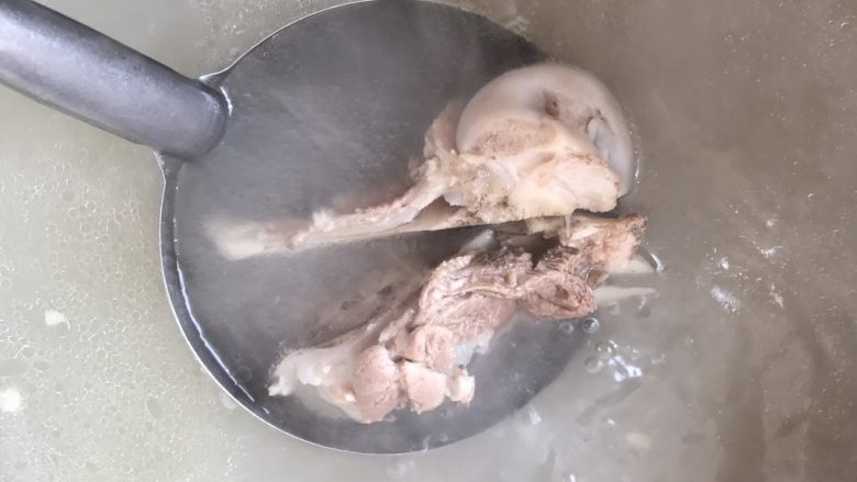 家乡特色肉丸,将准备好的骨头剁开炖汤,要多些汤备用哦!