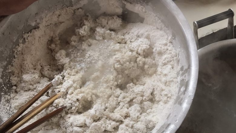 家乡特色肉丸,把准备好的薯粉加入骨头汤,适量边加边搅,多拿几根筷子更有力度