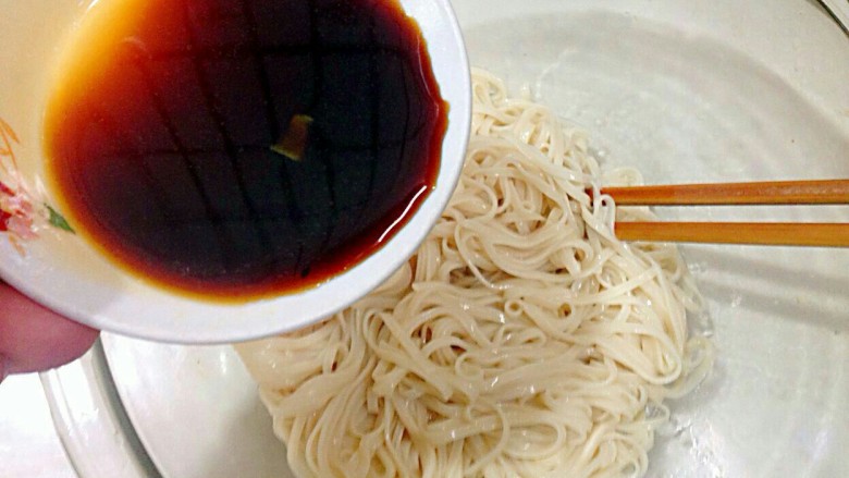 极简葱油面,放入碗中,倒入生抽