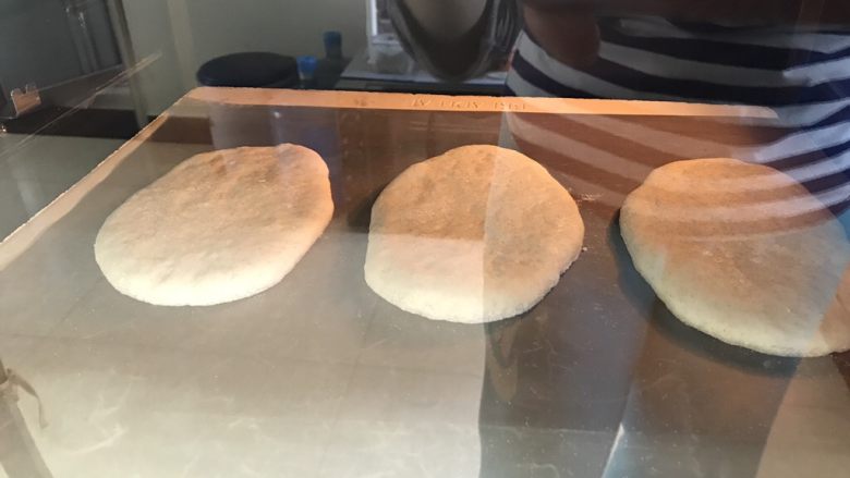 天然酵母口袋麵包,烤箱預熱好以後,連同烘焙紙一起挪到烘焙石板上烘烤