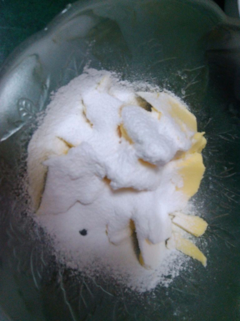 #不一样的泡芙#无花果酥皮泡芙,首先制作酥皮面团：黄油室温软化，粉类混合放入。由底部向上翻，下压，拌至无干粉状态。（若不想用刮刀，用手将黄油和面粉捏至无干粉状态亦可。）