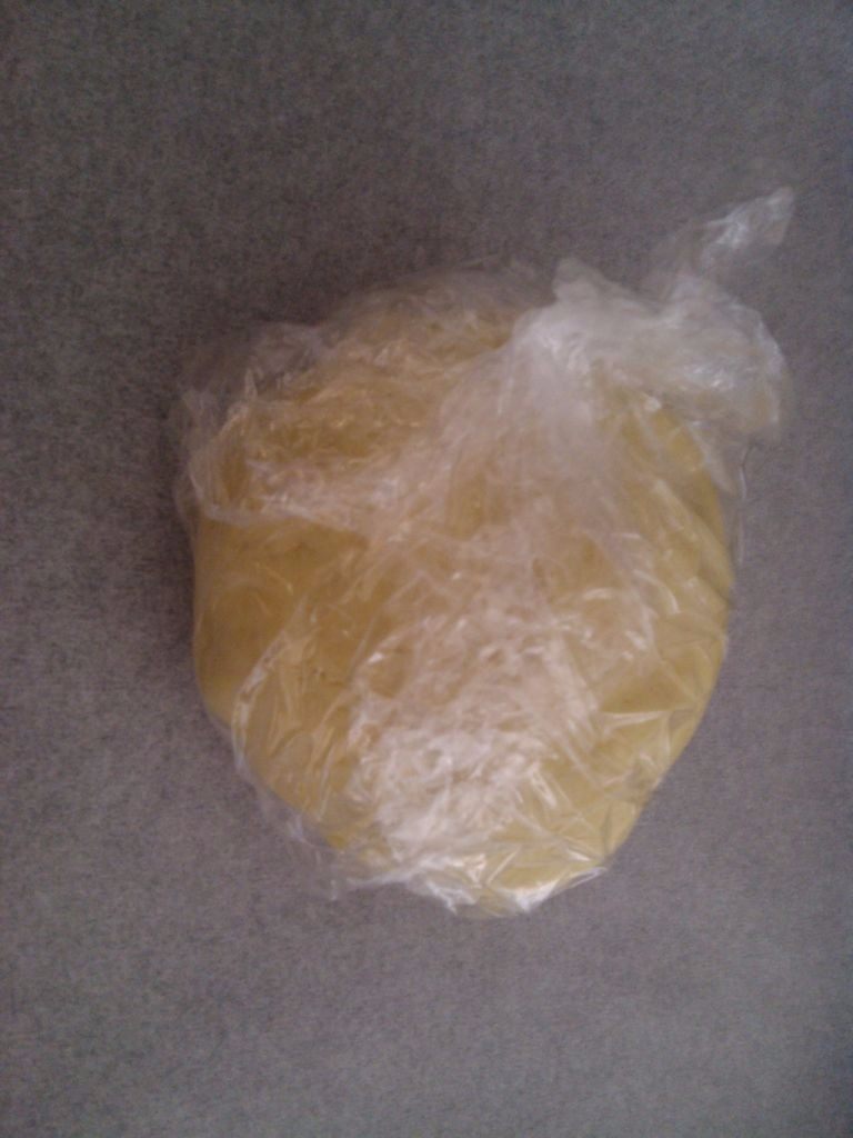 #不一样的泡芙#无花果酥皮泡芙,用保鲜膜包起来，慢慢整成圆柱形，放冰箱冷藏。