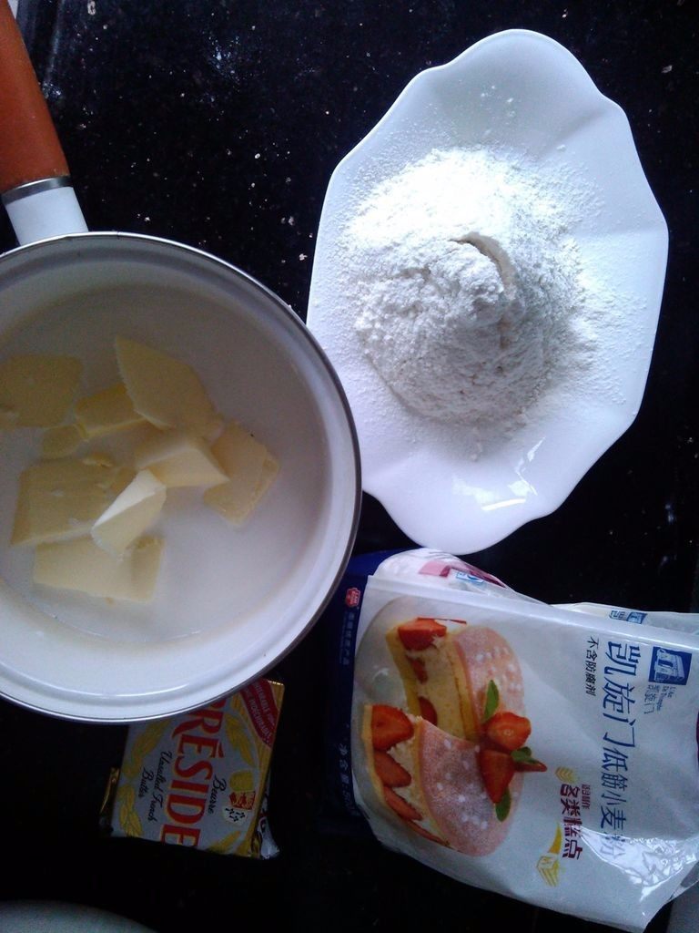 #不一样的泡芙#无花果酥皮泡芙,开始制作泡芙面团：牛奶、黄油、盐一起放入锅中