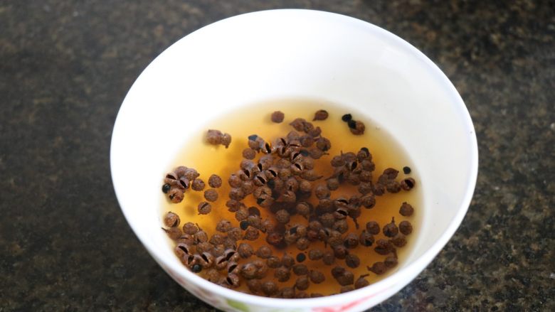酸青瓜羊肉水饺,<a style='color:red;display:inline-block;' href='/shicai/ 700'>花椒</a>中倒入热水;